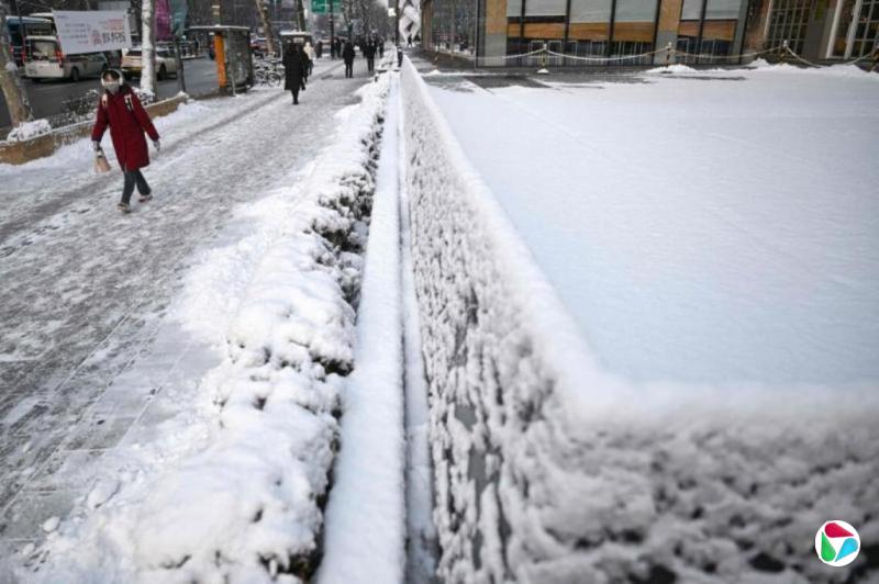 韩国多地持续降雪 路面结冰影响出行
