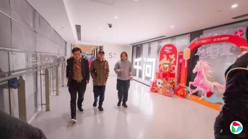 春节AI大战前 马云现身杭州阿里千问办公楼