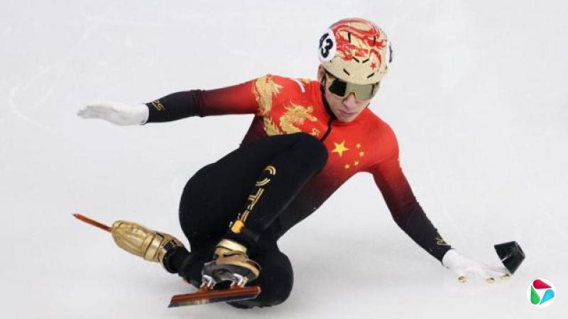 2025年2月8日,在哈尔滨举行的第九届亚洲冬季运动会短道速滑混合 2000 米接力 A 组决赛中,中国队 43 号选手林孝埈发生摔倒