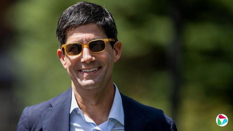 凯文·沃什(Kevin Warsh),美国联邦储备局前理事,戴着太阳眼镜并面带微笑,出席 2025 年 7 月 9 日(星期三)于美国爱达荷州太阳谷举行的 Allen & Co. 媒体与科技会议。
