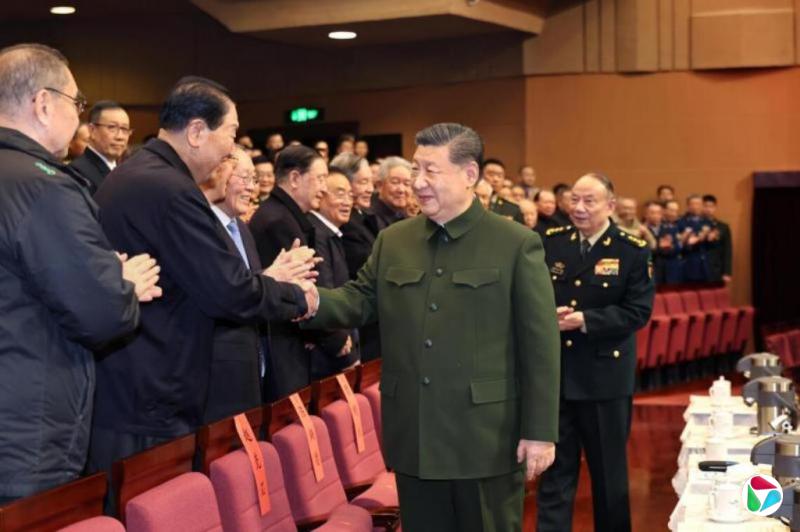 习近平出席中央军委文艺演出 张升民一同观看