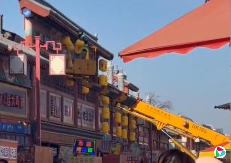 河北涿州街道挂黄灯笼被指有点怪异