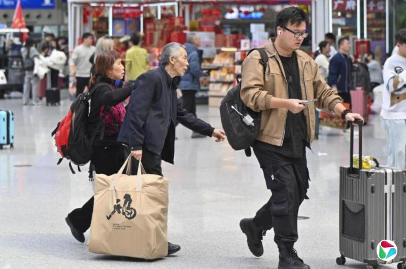 中国兴起“反向过年” 机票预订倍增
