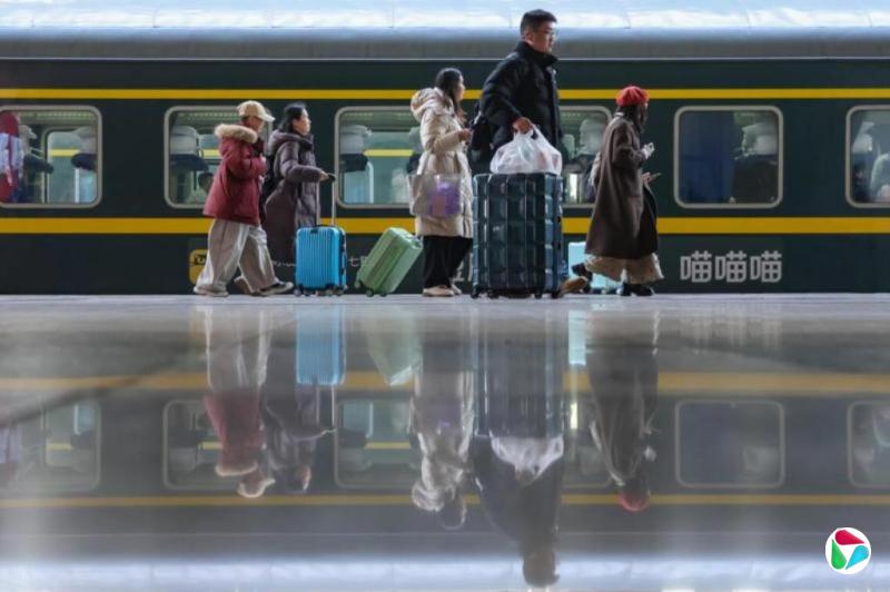 中国铁路部门:长途列车实行“长途优先”售票策略