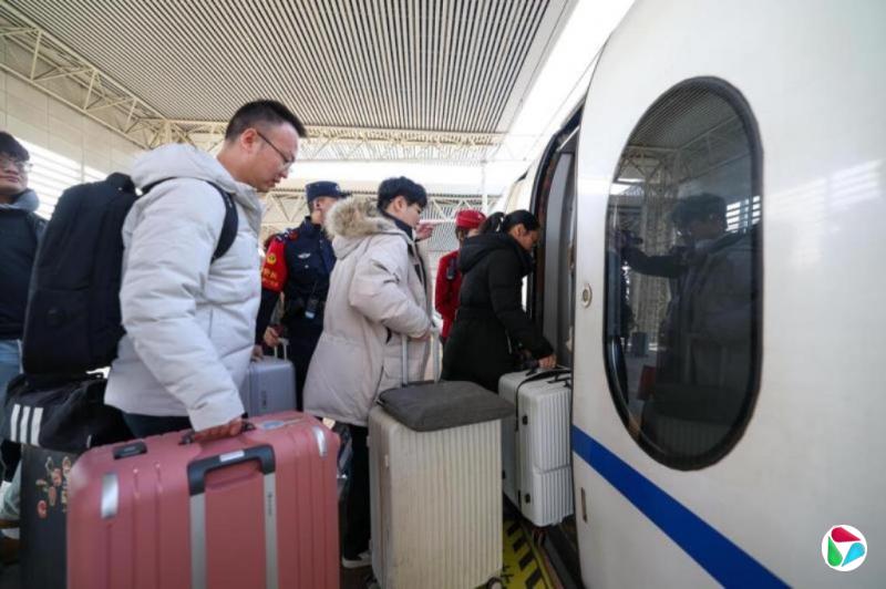 中国今年大年初一跨区域人员流动量预计同比增6.3%