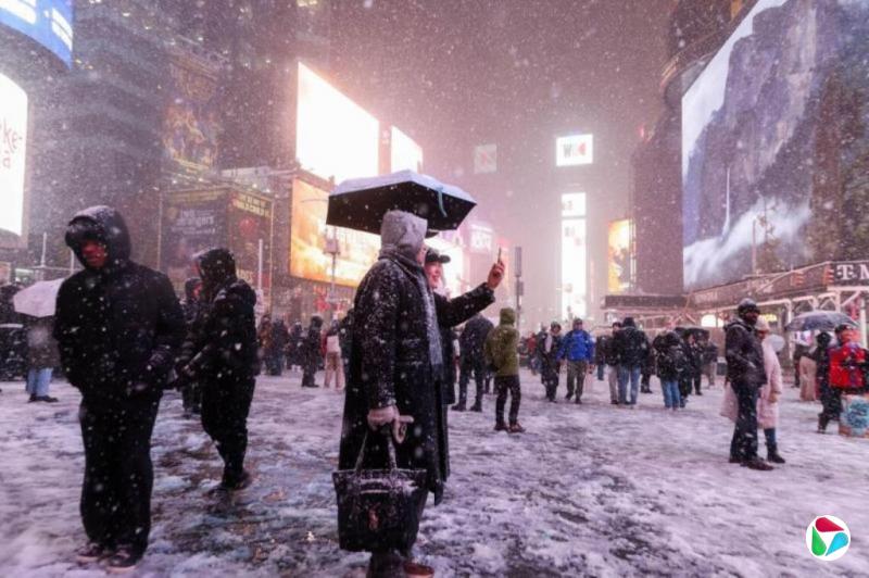 美国东北部遭遇暴风雪 纽约市罕见发布出行禁令
