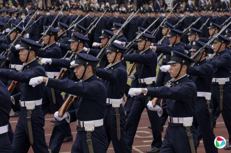 2023年,日本防卫大学校学员在横须贺参加阅兵式。该校是日本20家受中国新出口管制措施影响的机构之一。