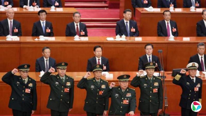 六个军人举起右拳宣誓