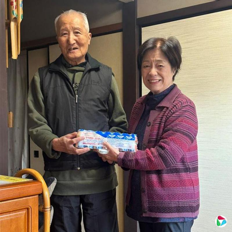 一对日本老年男女举起一排七瓶的养乐多(养乐多本社宣传图片)
