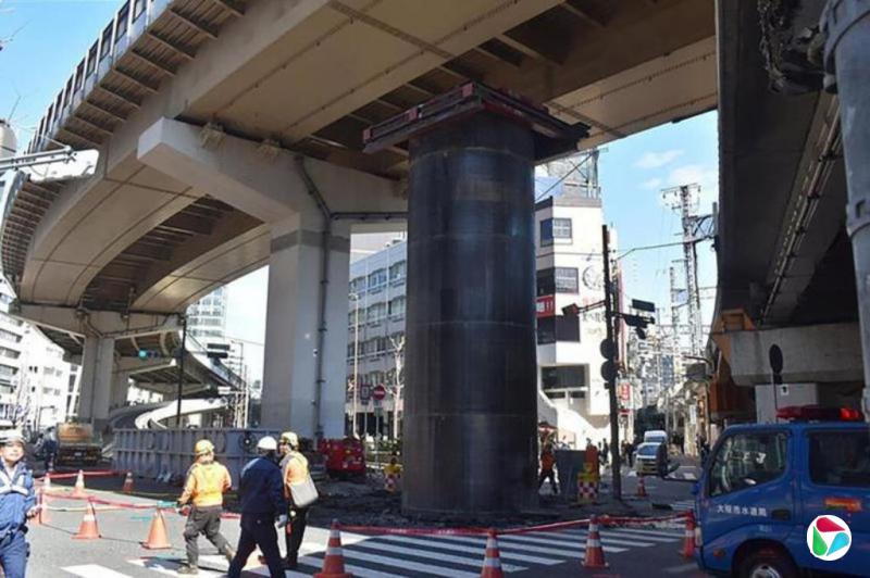 日本大阪市区下水道施工管道从地面“冒出” 扰乱交通