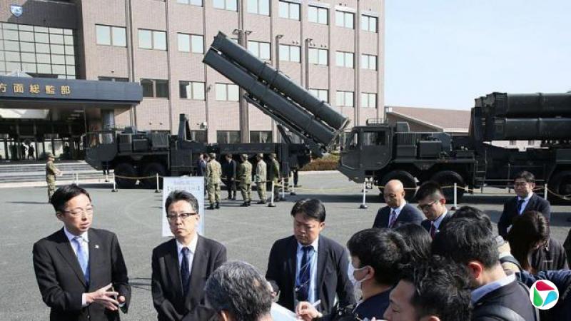 日本防卫省3月17日在九州熊本市的陆上自卫队健军驻地展示新式导弹。