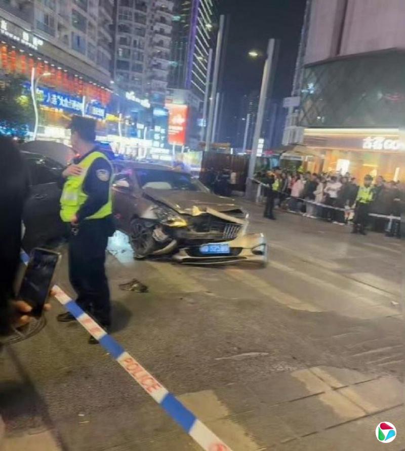 重庆一汽车冲向人群致三伤 警方称司机疑似突发疾病