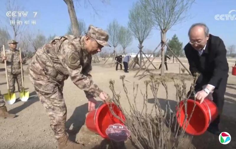尹力和张升民在北京参加义务植树活动