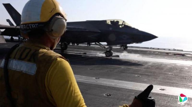 某美军航空母舰上调度员指挥一架F-35战斗机移动(美国中央司令部2026年2月28日发布影片截屏)