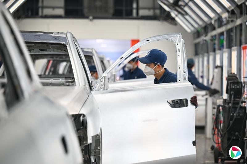 中国重庆的一家汽车工厂。批发价格持续下跌已迫使成千上万的制造商以越来越低的价格出售商品。