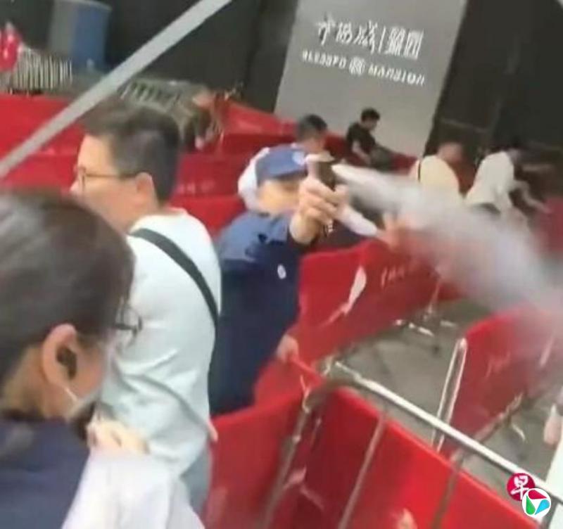 深圳一楼盘降价三成引哄抢 保安喷辣椒水被拘