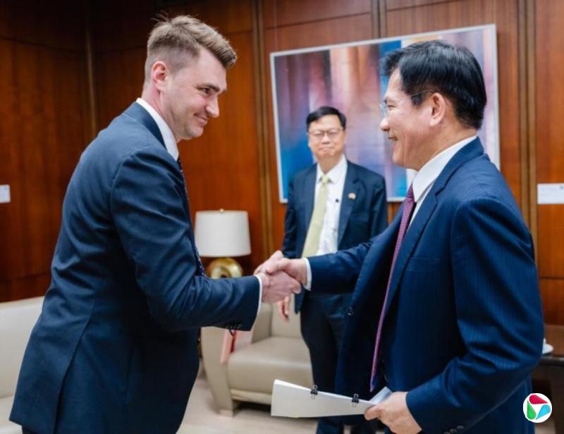 见立陶宛新任驻台代表 台外长盼深化战略产业合作