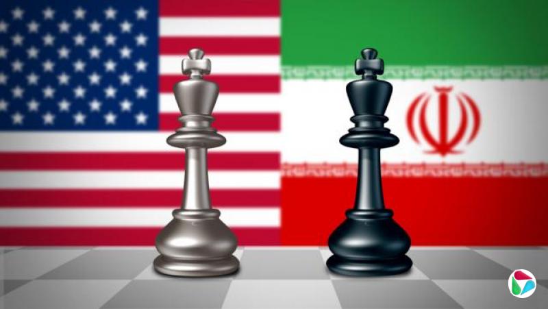 美国与伊朗国旗的合成图,前景放置两枚象棋棋子。