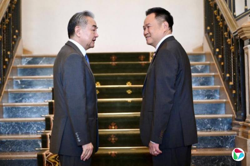 王毅会泰国首相互赞帅气 全场笑声场面轻松