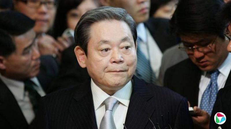 2008年4月4日,在韩国首尔,三星集团前董事长李健熙在调查三星前高级法律主管提出的指控的特别检察官办公室向记者发表讲话。