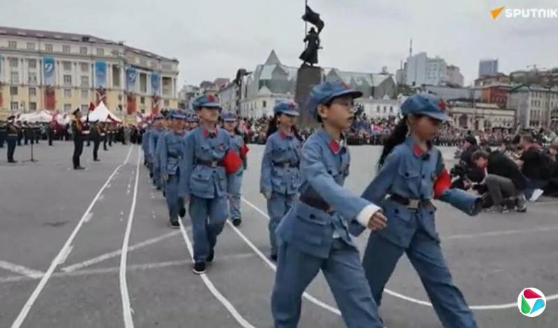 中国小学生到海参崴参加俄纪念胜利日游行