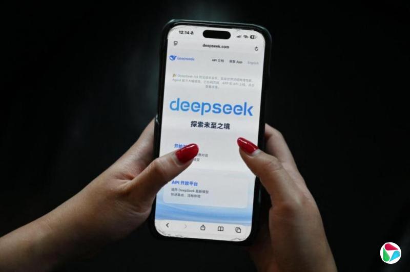 美媒:DeepSeek首轮融资达500亿人民币 梁文锋出四成