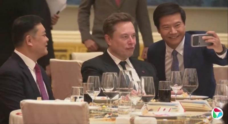 小米创始人雷军现身国宴 与马斯克自拍