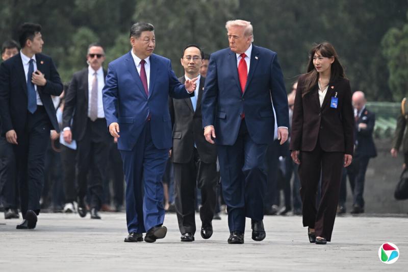 周四,特朗普总统与中国领导人在北京参观天坛。