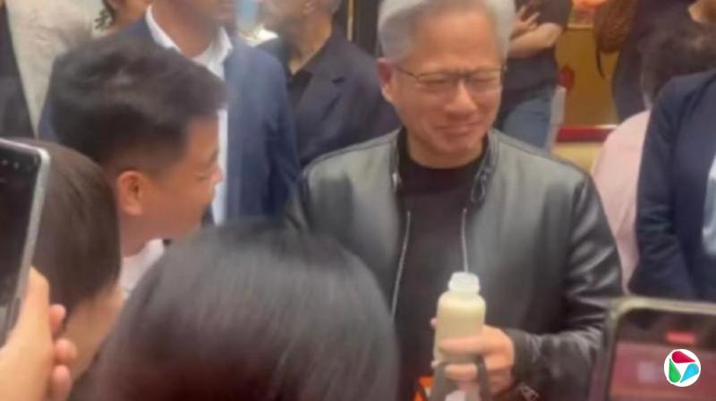 黄仁勋一身皮衣逛北京买蜜雪冰城 喝豆汁后问“这什么东西”