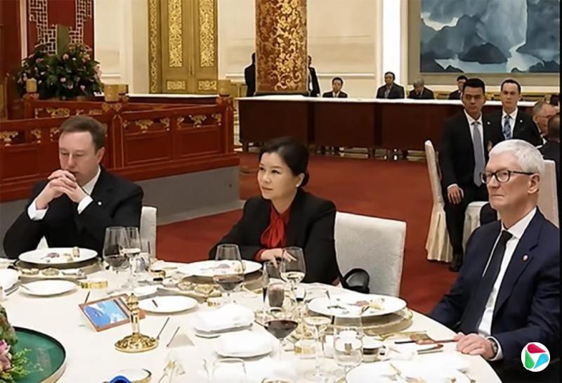 习特会国宴坐马斯克和库克之间 中国“手机玻璃女王”周群飞出圈