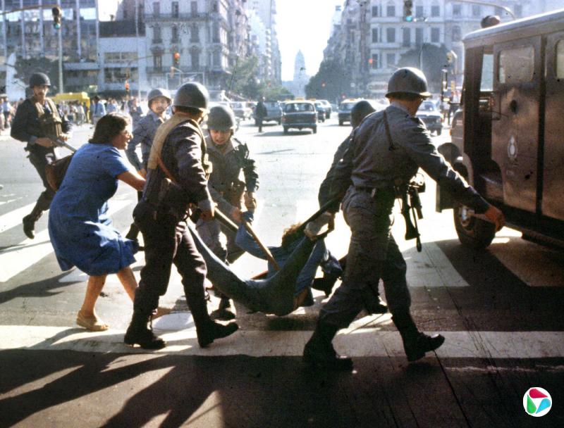 1982年“肮脏战争”期间,阿根廷安全部队在布宜诺斯艾利斯抓捕一名青年。