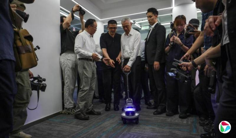 【视频】李资政参访上海机器人孵化器 体验导盲机器人