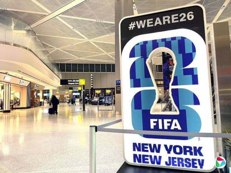 新泽西州纽瓦克自由国际机场内的一则FIFA世界杯广告,上面印有“#WEARE26”标签。国际足总负责监管包括世界杯在内的国际足球赛事