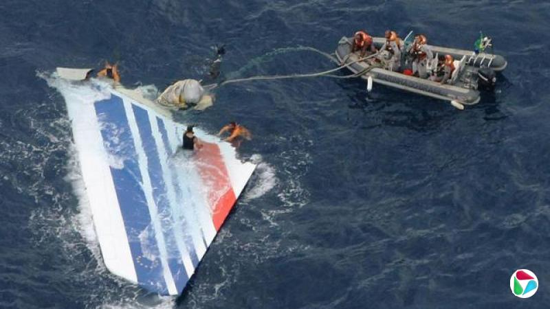 飞机残骸漂浮在海面上