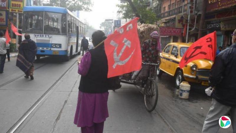 在加尔各答,印度共产党(CPI)积极分子在全国范围内举行罢工,抗议印度中央政府推出的新劳工政策,期间他们拦停了沿途的车辆。
