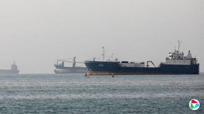 从伊朗海岸眺望霍尔木兹海峡,可见船只行驶其中