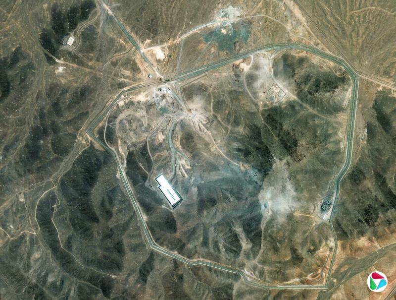 卫星图像显示2025年6月美军空袭后的伊朗福尔多核浓缩设施。