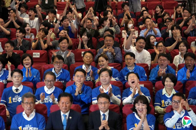 周三,聚集在首尔国会大厦的共同民主党党员和议员们,在出口民调预测该党将在地方选举中取得压倒性胜利后欢呼雀跃。
