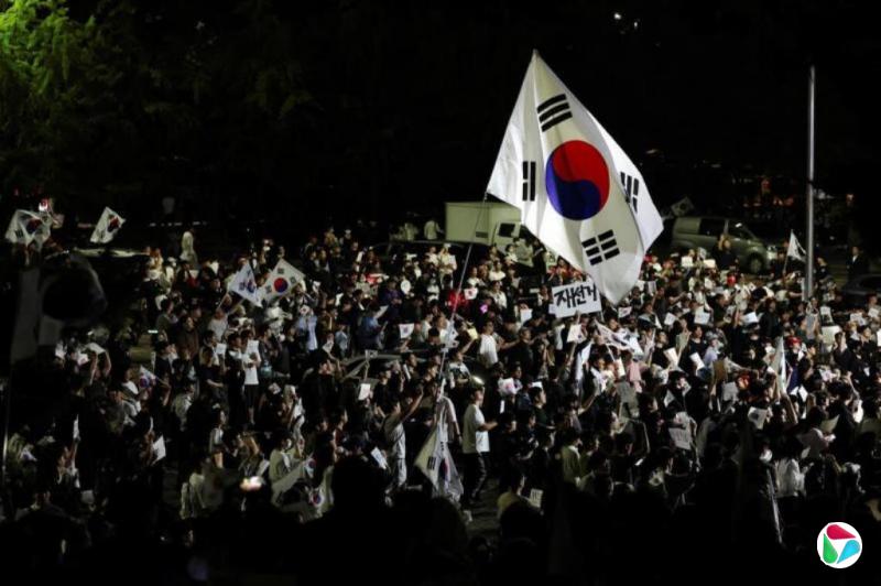 韩国民众多日示威 抗议地方选举选票短缺