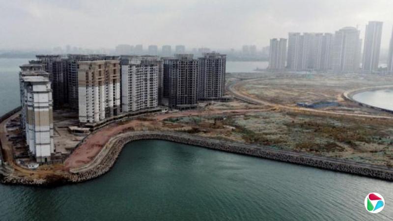 海南海花岛是由恒大集团斥资约人民币1,600亿元,在海南省儋州市洋浦湾海域填海建造的世界最大人工岛。