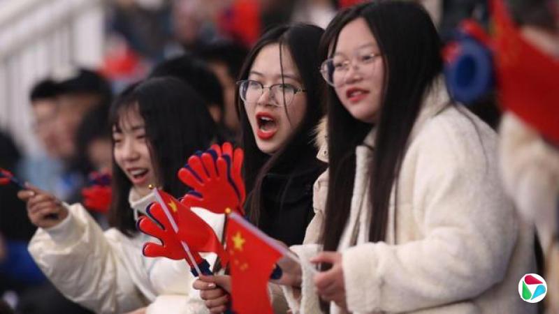 中国女人在观众台上