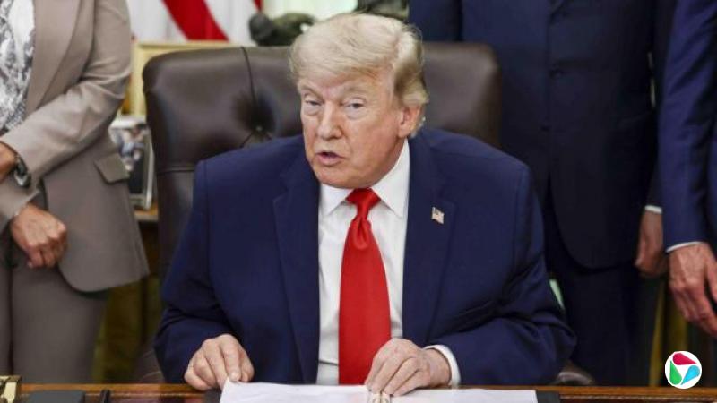 美国总统特朗普在白宫椭圆办公室的一场签署仪式期间,向记者发表谈话
