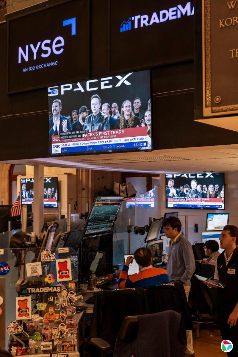 SpaceX���У���˹�˳�����ŦԼ֤ȯ����������Ļ�ϡ��˴�IPOԤ�ƽ��������ǧ�Ƶİ����̡�