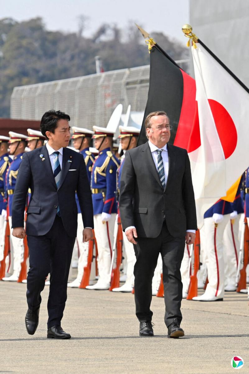 3月,日本防卫大臣小泉进次郎与德国国防部长鲍里斯·皮斯托里乌斯在日本横须贺的一个海军基地。两国一直在扩充各自的军事力量。