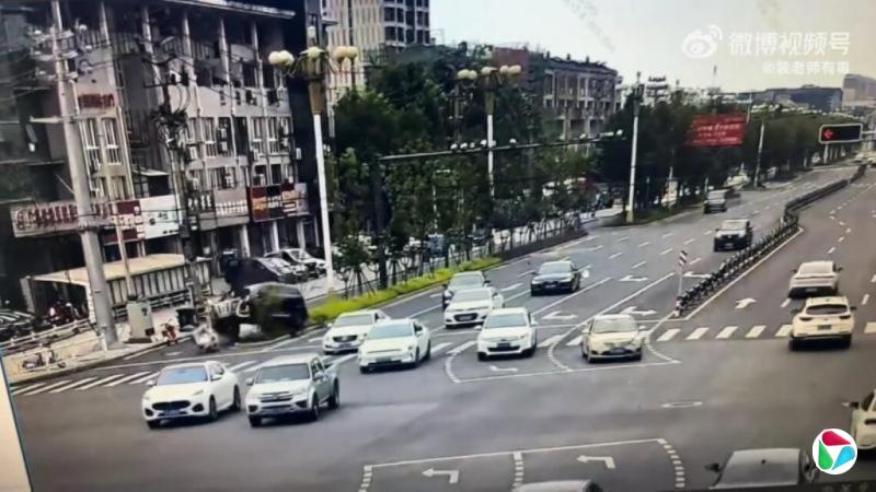 安徽一私家车失控撞倒电单车 官方指致一死两伤