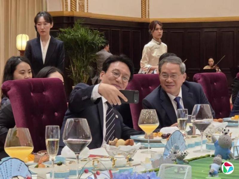 中韩总理时隔七年会谈 金民锡晒与李强自拍