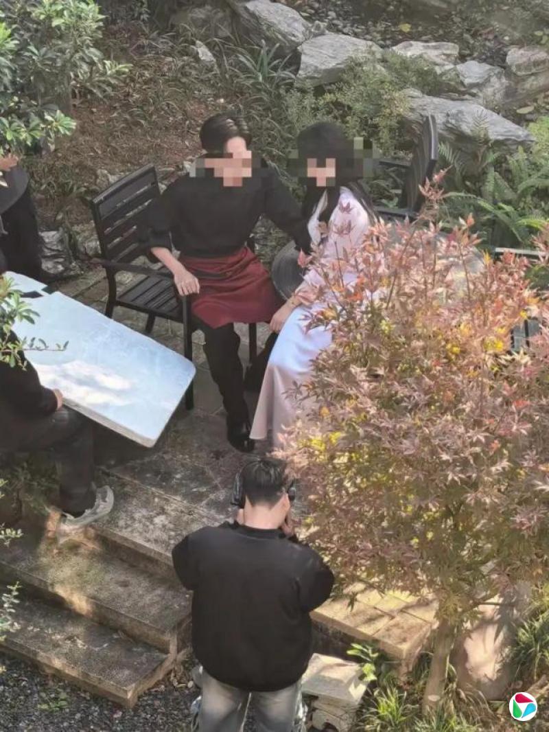 三个人在假山里摄影。