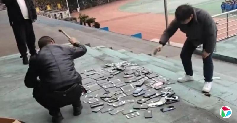 湖南一学校当众砸烂百部学生手机 教育局斥随意损毁个人财产