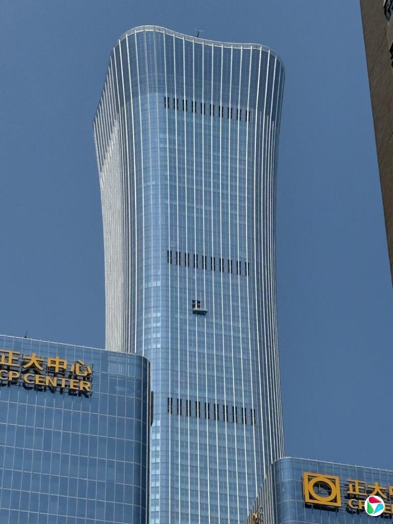 周五发生小型飞机撞击事件后,北京中信大厦东侧幕墙上的破洞在周日上午仍清晰可见。