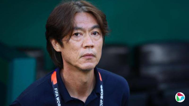 墨西哥蒙特雷FIFA世界杯A组南非对南韩赛事现场,韩国主教练洪明甫在球场观察(24/6/2026)